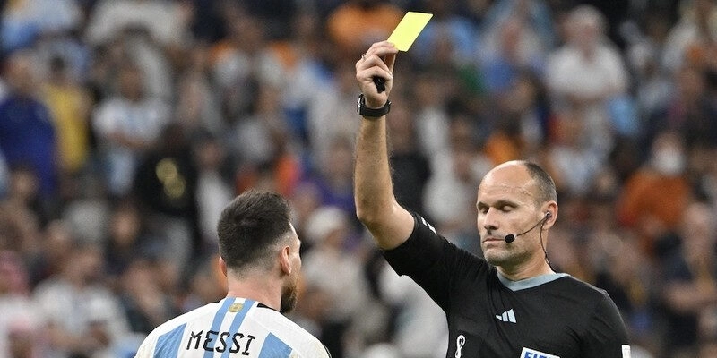 Cần lưu ý nhiều yếu tố khi tham gia kèo thẻ vàng